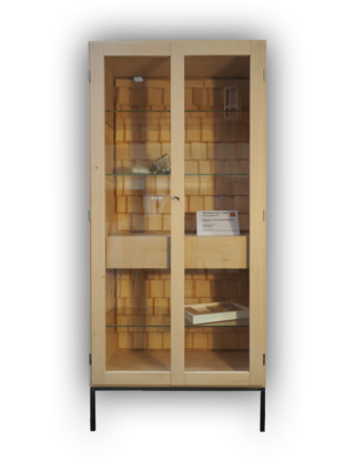 3. Platz - Vitrinenschrank mit Heimatgefühl - Anna Asal – Ackermann Philipp Vesenmeier GmbH, Schopfheim